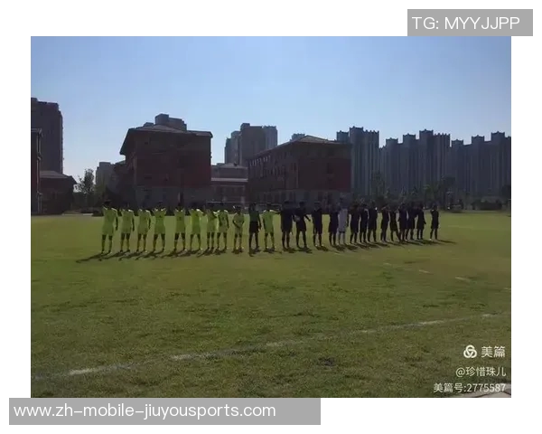 足球明星背后的守护者们如何默默支持他们的辉煌与荣耀